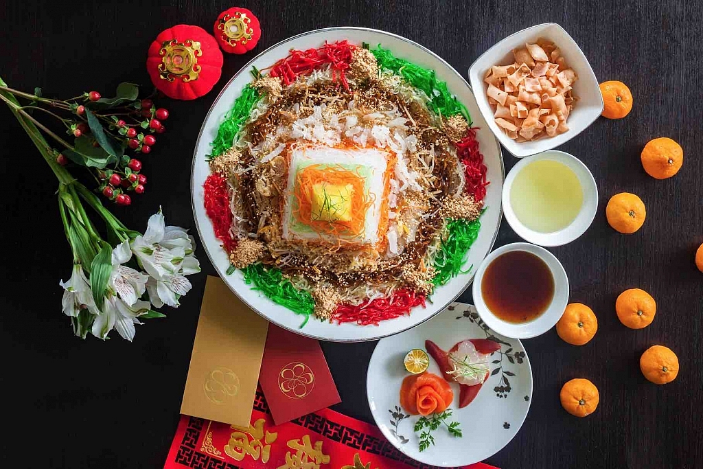 chinese new year raw fish yu sheng
